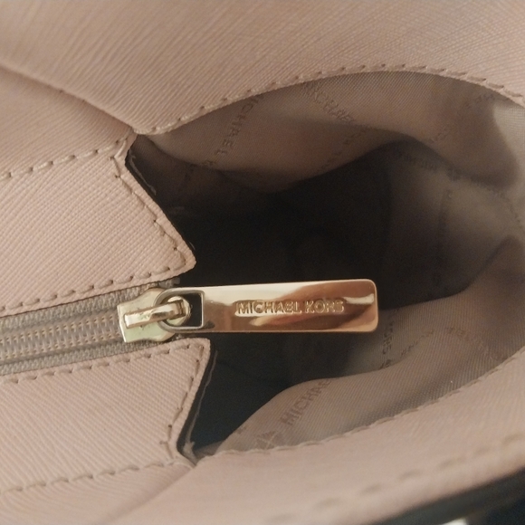 Light Pink Michael Kors Jet Set Bag - Picture 5 of 13